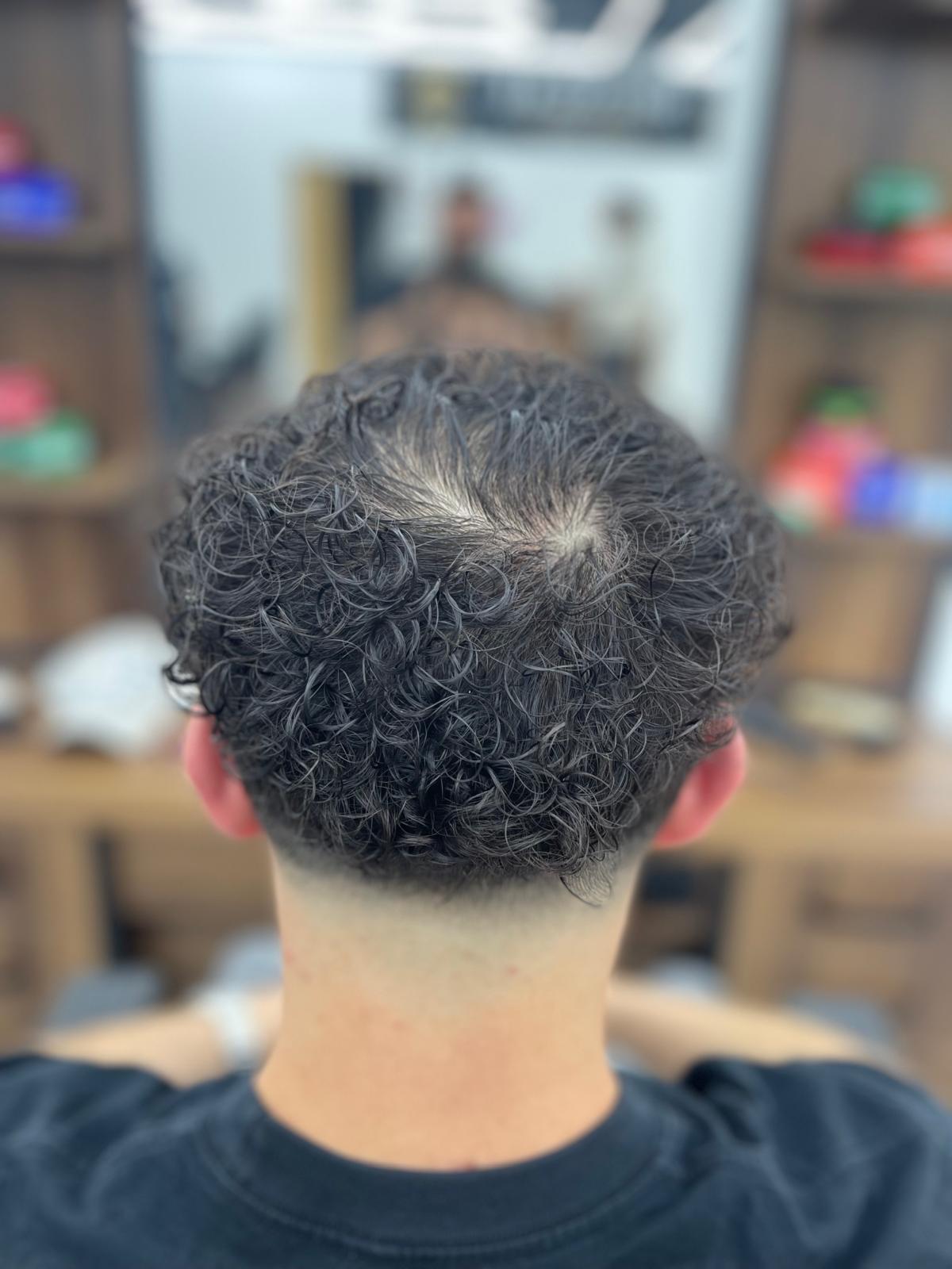 Rückansicht eines Locken-Fades