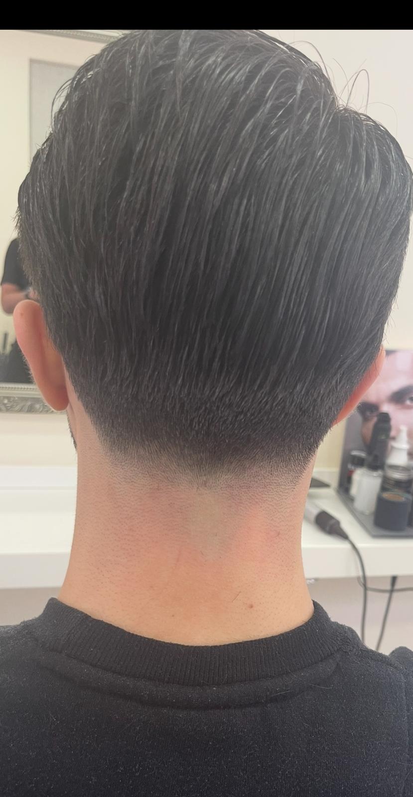 Glatter Herrenhaarschnitt mit Übergang