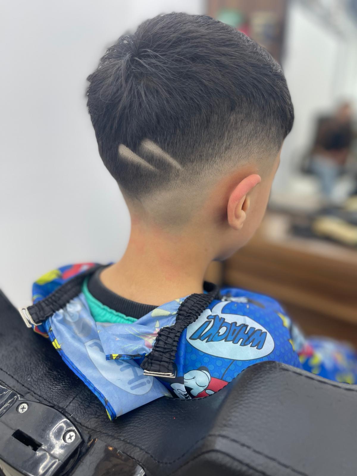 Kinderhaarschnitt mit sauberem Übergang